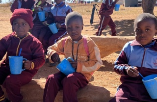 RS25897_Noku and classmates