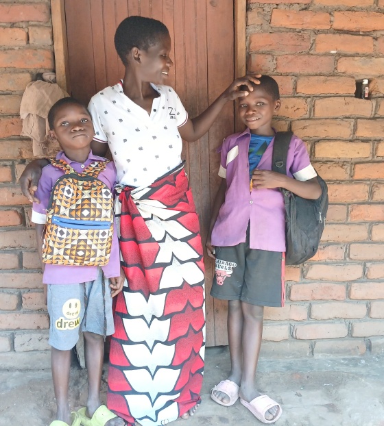 RS26646_Mike's little brother, mother Martha, and Mike.jpg