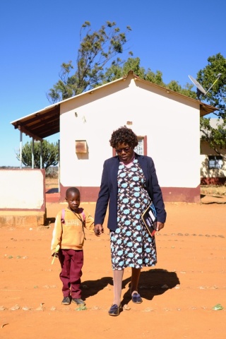 RS25898_Noku and her teacher