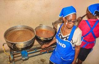 RS26718_Volunteers cooking.jpg
